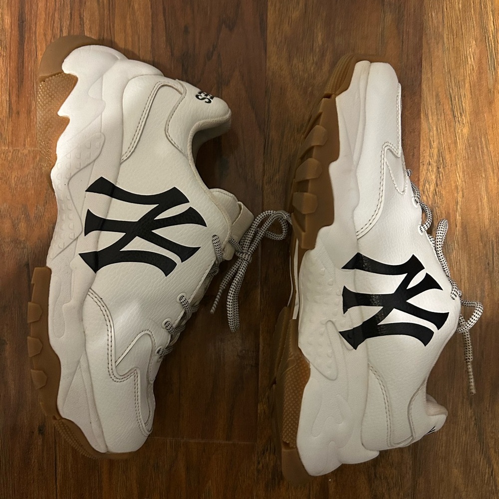 New York Yankees Women’s Size 8 Sneakers With NY Logo Baseball Sports MLB - Picture 5 of 7